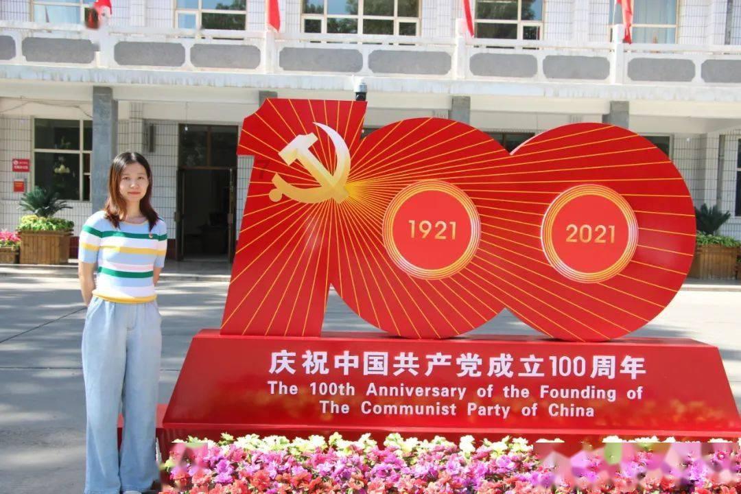 夏季的时尚女孩